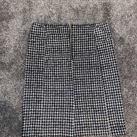 Michael Kors Black and White Houndstooth Pencil Skirt Size 8 Office Siren - Picture 2 of 5